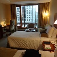 古いですが清潔で広めの部屋でした。　