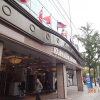 コンビニが１Fにあり、隣にカフェもありました。