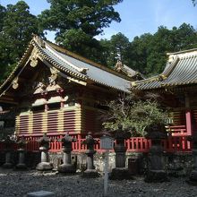 赤地に金色が引き立つ校倉造りの建物です