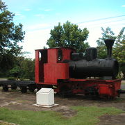 風化が進む砂糖王公園にある蒸気機関車