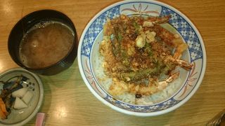 築地市場から少し外れた細道にある、天ぷらの有名店。穴子天ぷら丼とかき揚げ丼が美味しい。開店時に入るべし。