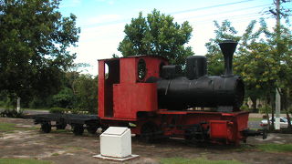 風化が進む砂糖王公園にある蒸気機関車
