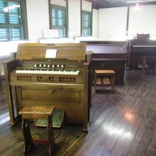 オルガンが並んでいます