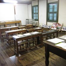 教場にある机椅子