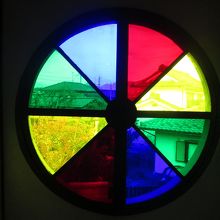 2階にステンドグラスがあります