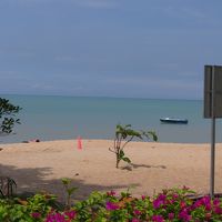 ホテル前のビーチ　天気が良いと綺麗ですね