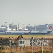 空港なので、国際線の機体も行き来します。