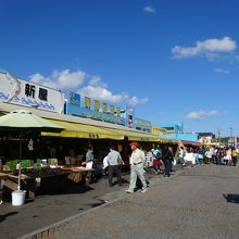 魚屋さんは何件かあります。