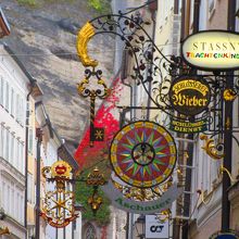 カラフルな看板に目を奪われます