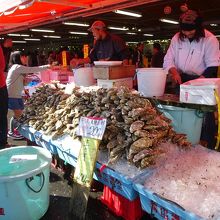 その場で食べれる生牡蠣も売っています。