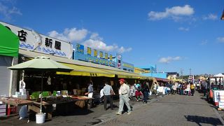 新鮮な魚を買うことができます。