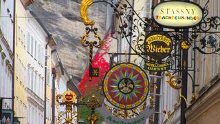 看板見てるだけでも楽しい旧市街のストリート