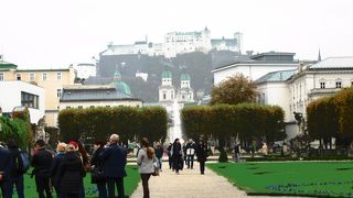 ミラベル宮殿の庭園は必見の価値ありです。