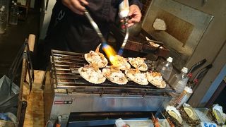築地場外市場にある、その場でバーナーで貝の皿に盛ったウニ・カニ・ホタテ等を炙って食べさせてくれる店。