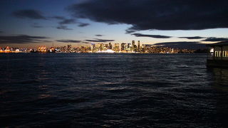 夕暮れ時にみる海に浮かぶ夜景