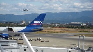 自衛隊機の離発着の迫力が凄いです。