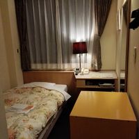 部屋は広くない