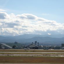 正面に小松基地の自衛隊機も見えます。
