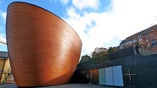 カンピのバスターミナルの前　木が生かされた建物　とても教会と思えない　中に入ることができる