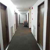 廊下。奥にはマッサージチェアが鎮座。