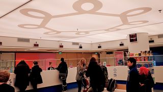 この上の広場にHSL　ヘルシンキ地域交通局の案内所がある　