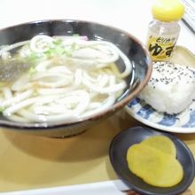 朝食は「花正食堂」のうどんセット（300円）。