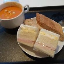 サンドイッチにバケット、トマトクリームスープ