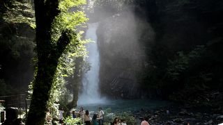 山の冷気と水しぶきで夏でもヒンヤリ