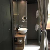 洗面とシャワースペース（奥）です．