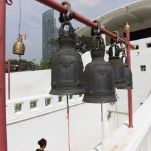 船の２階部分にある釣鐘