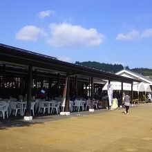 横に長い建物にお店がいっぱいです。