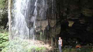 神秘的な“裏見の滝”