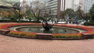 高層ビルを見ながら噴水