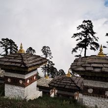 峠に建つチョルテン