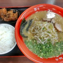 ラーメンと唐揚げ、ご飯のセット