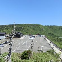 八幡平山頂レストハウス（左側）とその駐車場です。