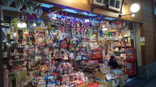 懐かしい雰囲気の駄菓子屋