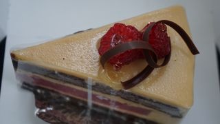 隠れ家風のケーキ屋さんです