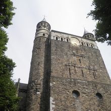 巨大な壁のよう建物