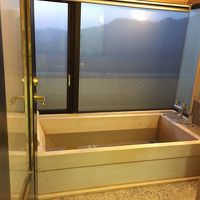 部屋の風呂は檜風呂です