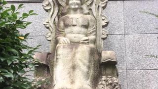 この像を前にして立ち、そしてそっと振り返ると…