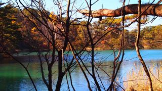 紅葉も楽しめた神秘的な湖沼