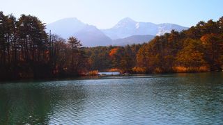 紅葉も楽しめる湖沼