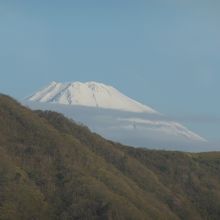 窓から見えた早朝の富士山