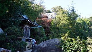 お堂の前の縁には小さな石を積み上げたものがいくつもある