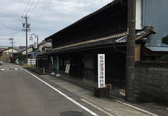 加治田郵便局前にある造り酒屋の資料館です。