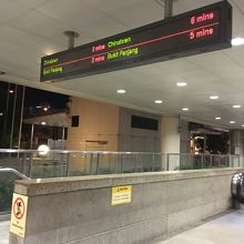 駅の電光掲示版で時間がわかる