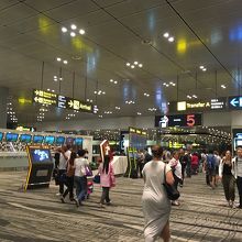 ターミナルは広いので迷子注意