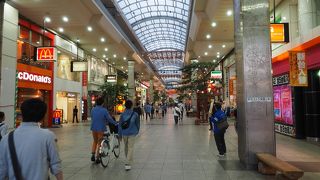広いアーケード街
