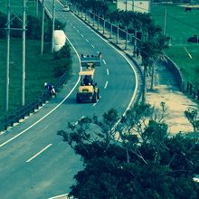 ショベルカーで運ばれるこどもたち